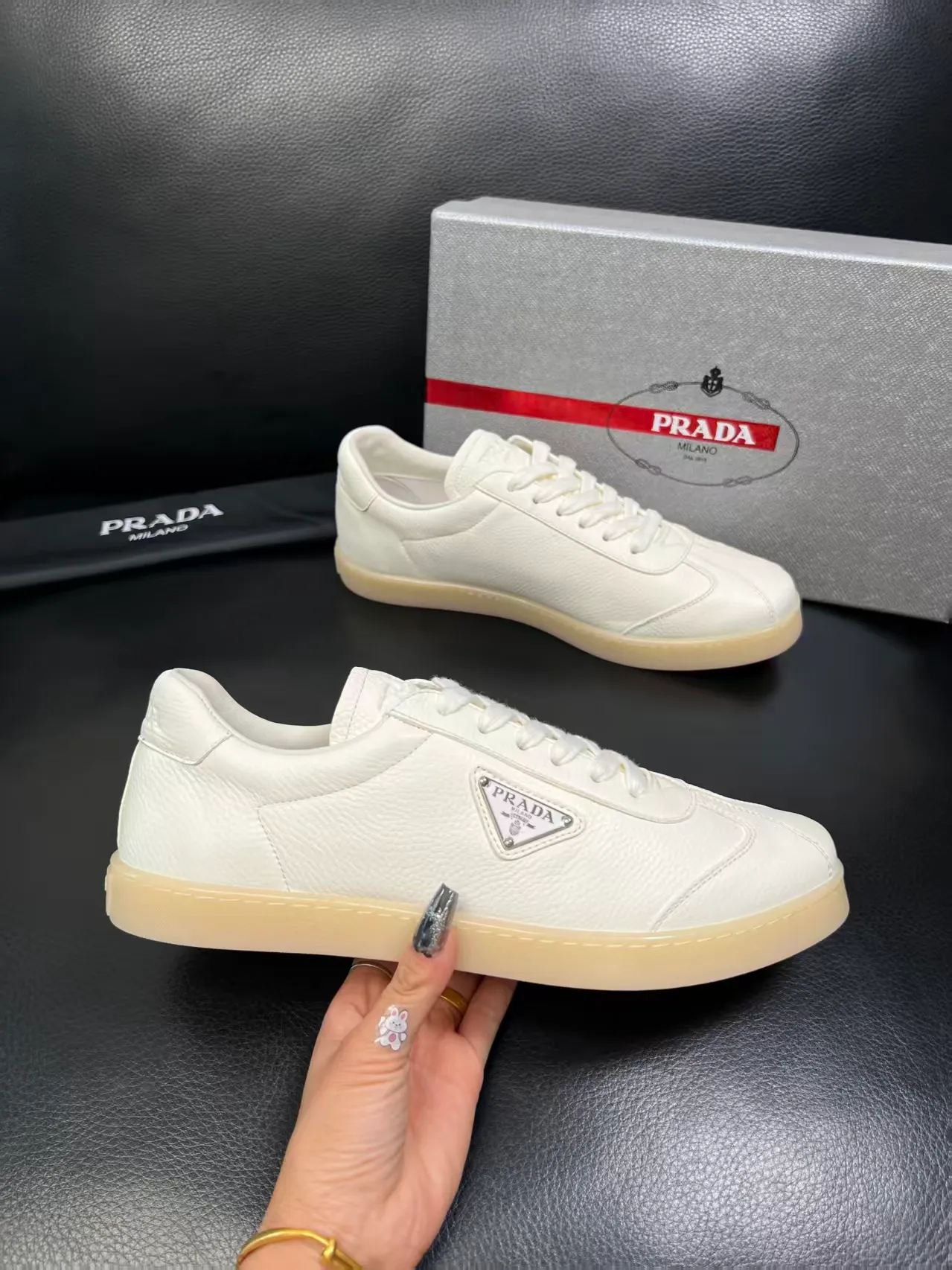 P380 38-45 Prada Prada’s new men’s leather sneakers, the highest version on the market, any comparison is welcome🆚! The original leather has excellent texture and is super high-end! Fetal sheep net lining imported from Italy, removable pad! Luxurious materials and fine workmanship, highly recommended! No. 058